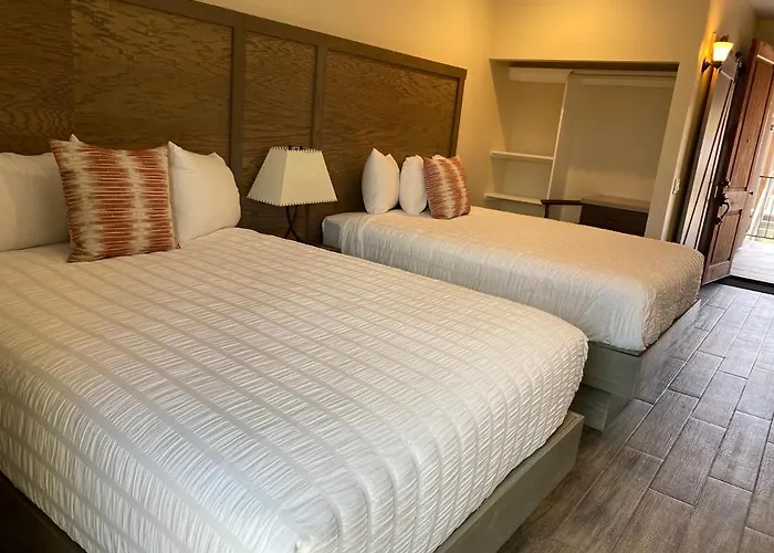 Village Hotel 2*